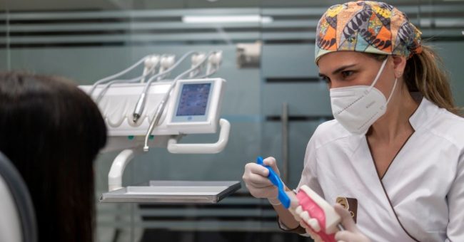 Cómo lavarse los dientes con un cepillo convencional