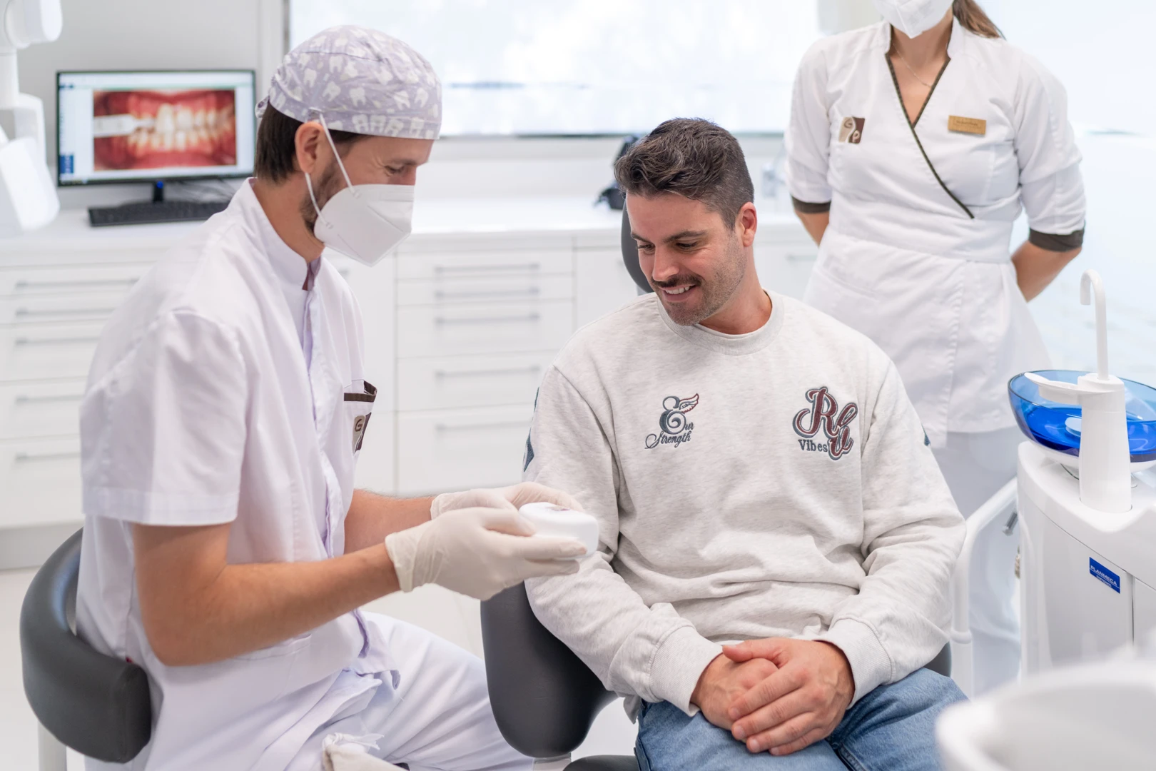 Dentista y paciente en clinica dental.