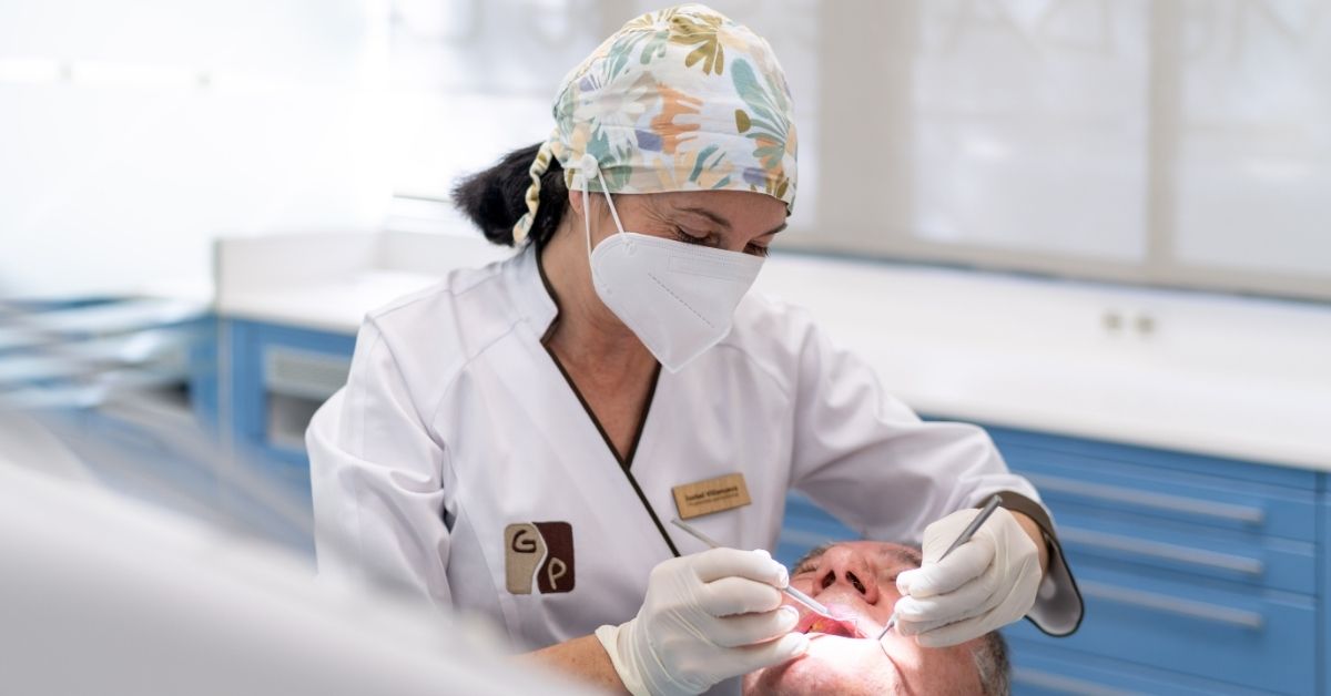 Dentista revisando unas heridas en las encías