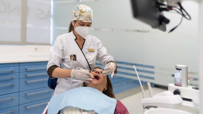 Higienista realizando mantenimiento periodontal